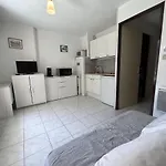 A Avec Piscine, Terrasse, Parking Prive, A 1km De La - Fr-1-338-504 Apartment