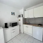 à Avec Piscine, Terrasse, Parking Privé, à 1km De La - Fr-1-338-504